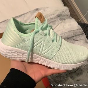 Like New! New Balance Woman's Sneakers-Size 9. Color-Mint